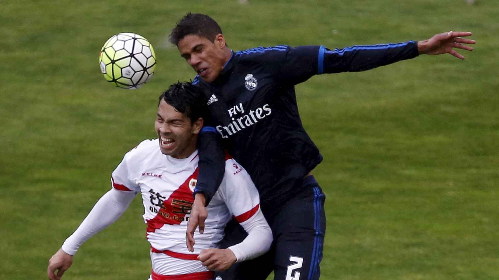 Varane y Miku disputan el balón en el Rayo-Real Madrid.