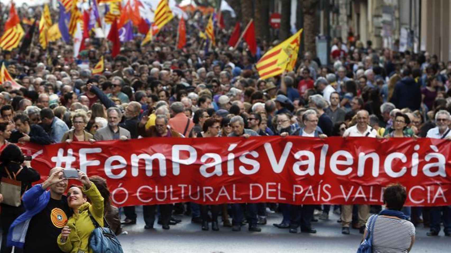 Cabecera de la manifestación con motivo del 25 d'Abril bajo el lema Fem País Valencia.