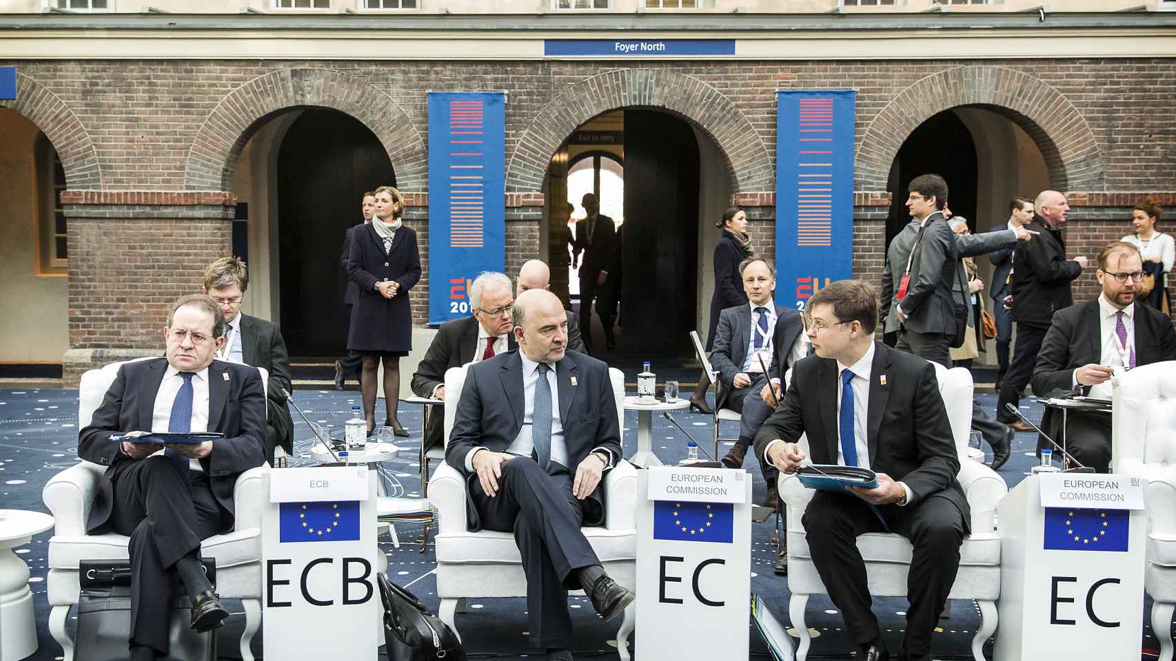 Los comisarios Moscovici y Dombrovskis y el vicepresidente del BCE durante el Ecofin.