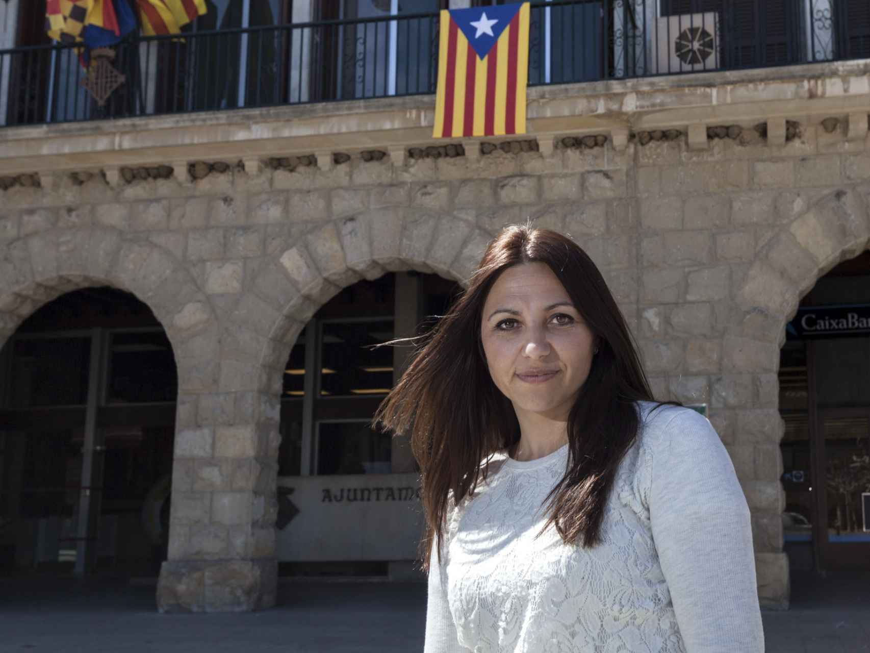 Ana Moreno, delante del Ayuntamiento de Balaguer