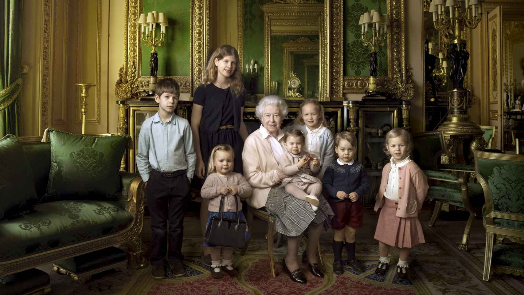 Imagen de Isabel II con sus nietos y bisnietos para conmemorar su 90 cumpleaños