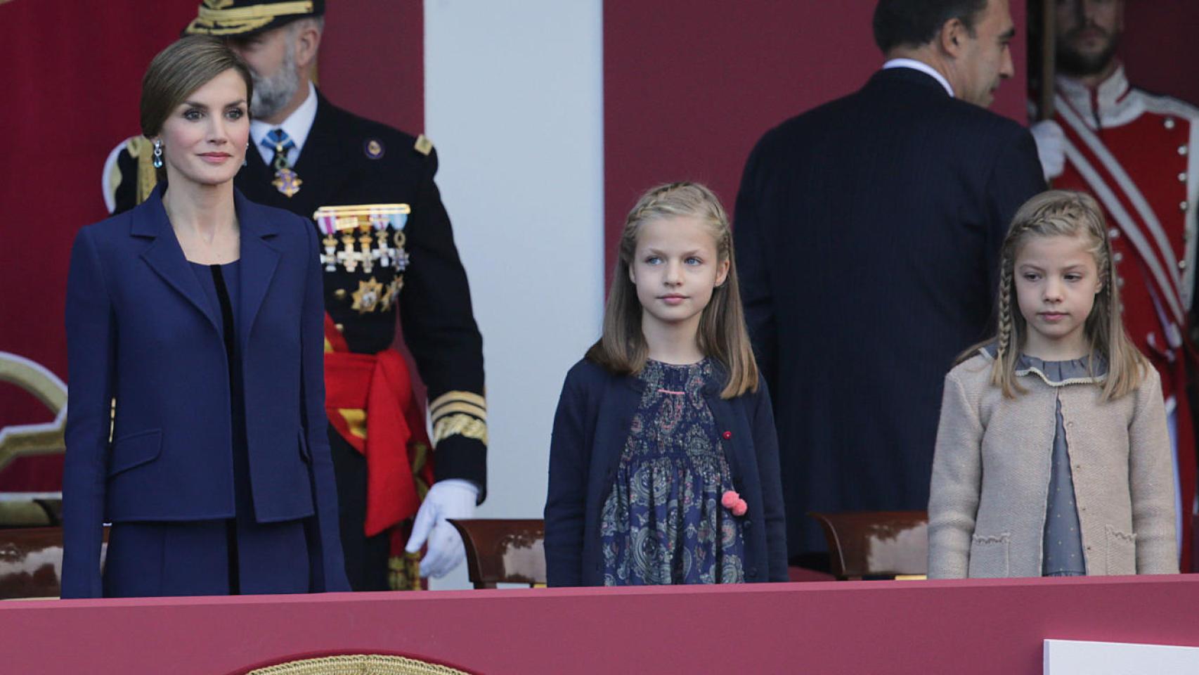 La Reina estreno este traje para los actos del Día Nacional en octubre de 2015