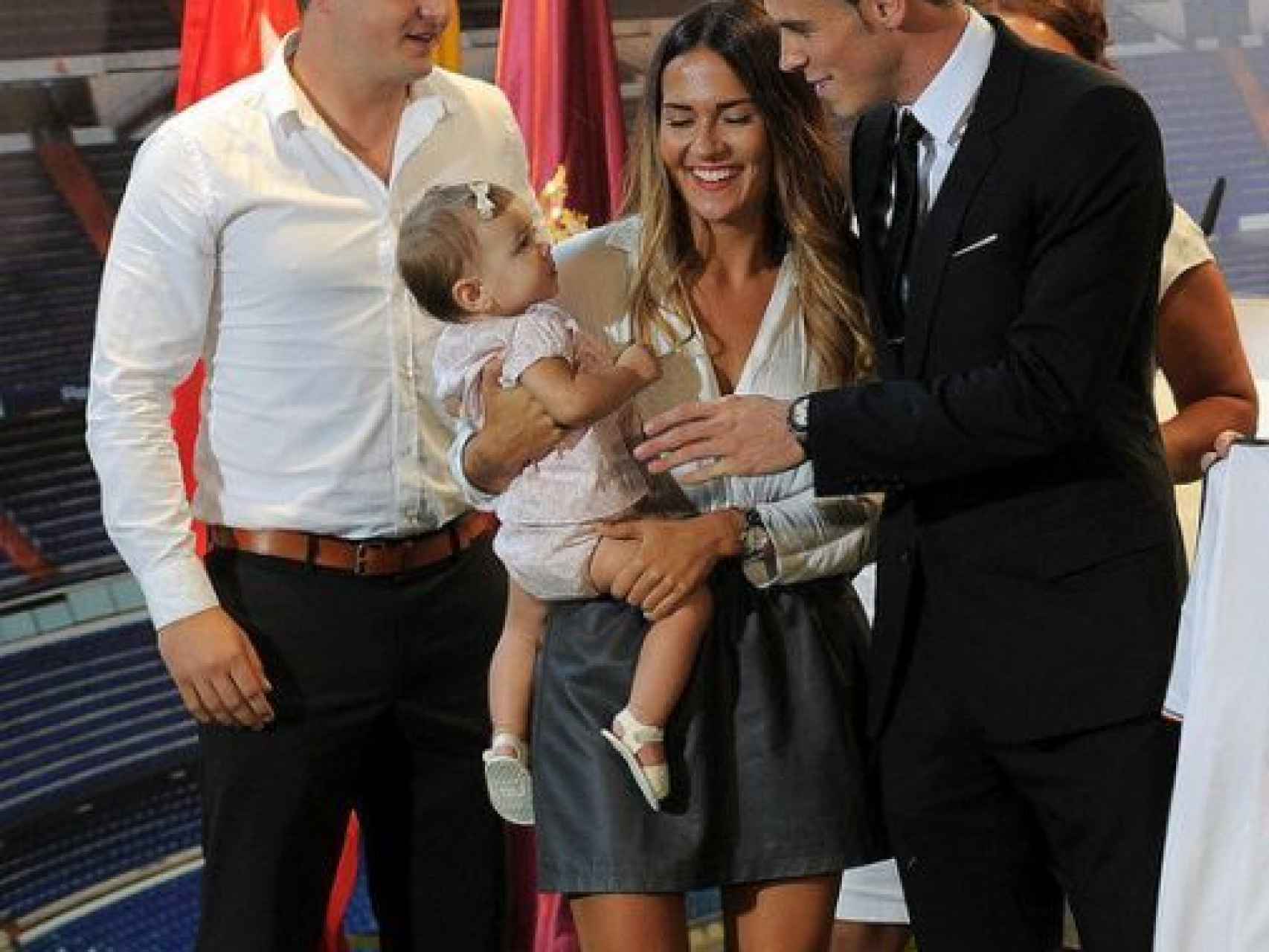 Bale, Emma y la primera hija de la pareja en la presentación del jugador en el Bernabéu