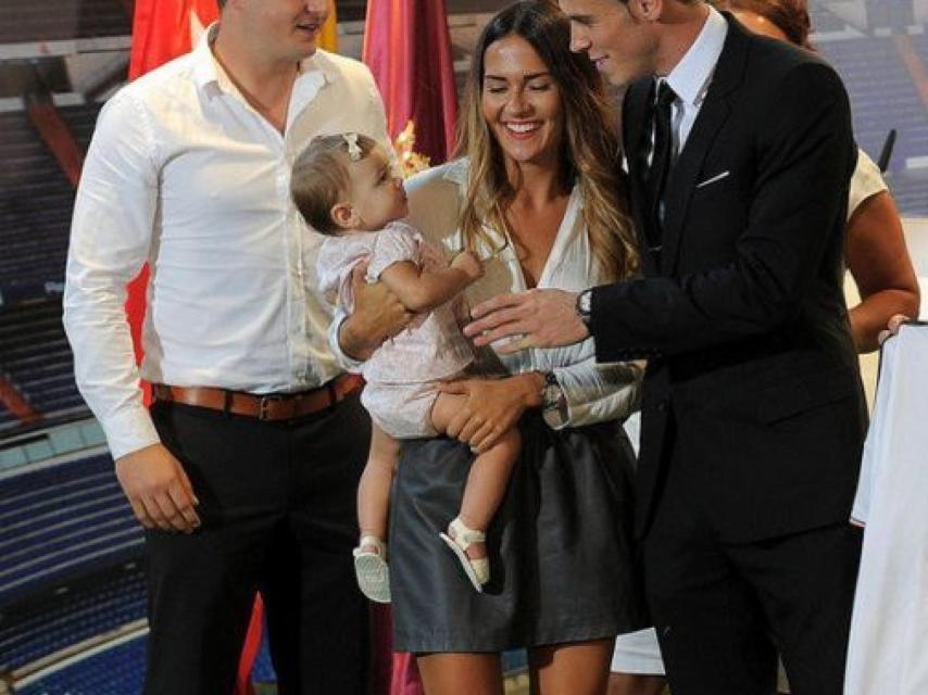 Bale, Emma y la primera hija de la pareja en la presentación del jugador en el Bernabéu