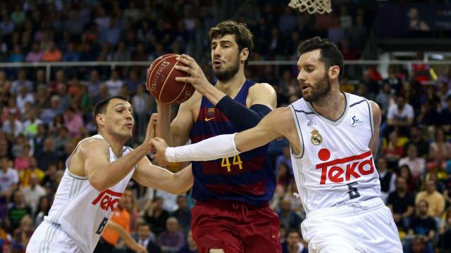 Tomic controla el balón ante Rudy Fernández y Maciulis.