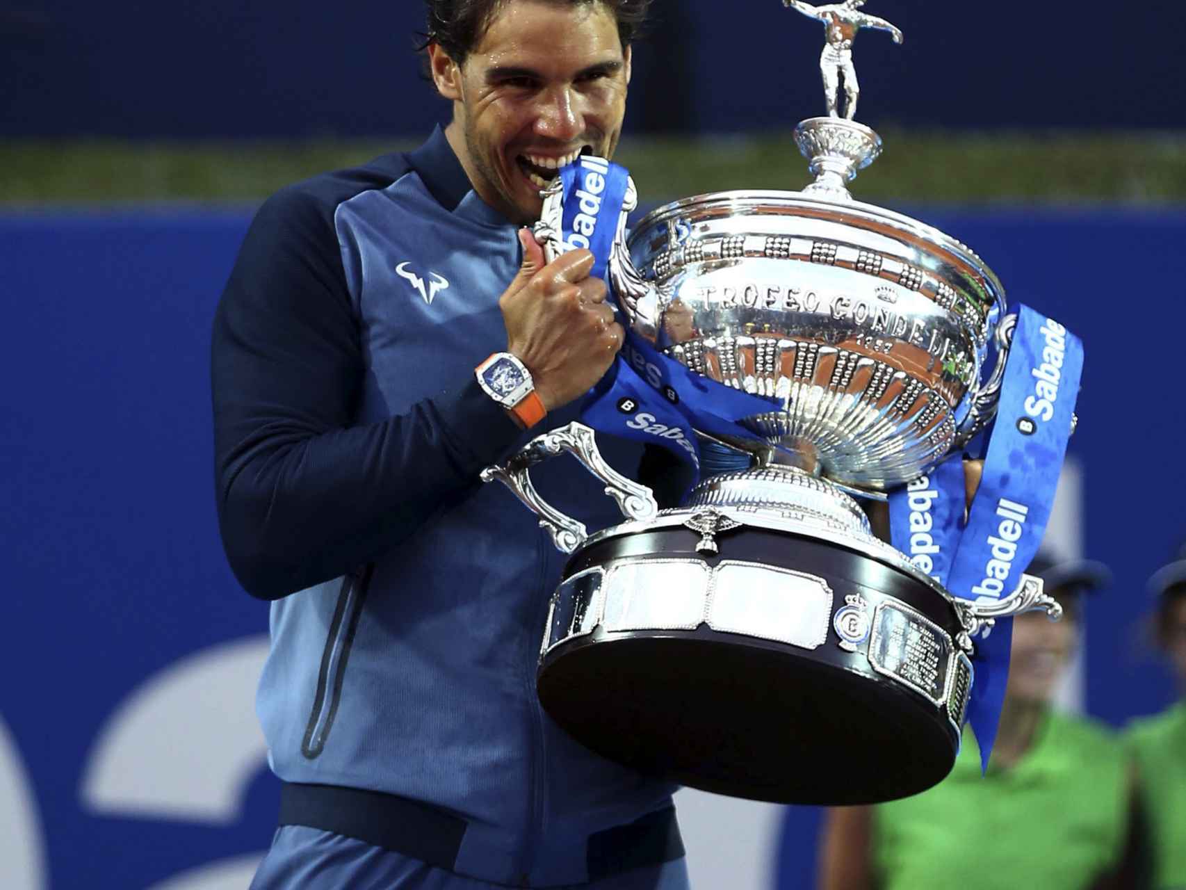 Rafa Nadal con el trofeo de campeón del Conde de Godó de Barcelona.