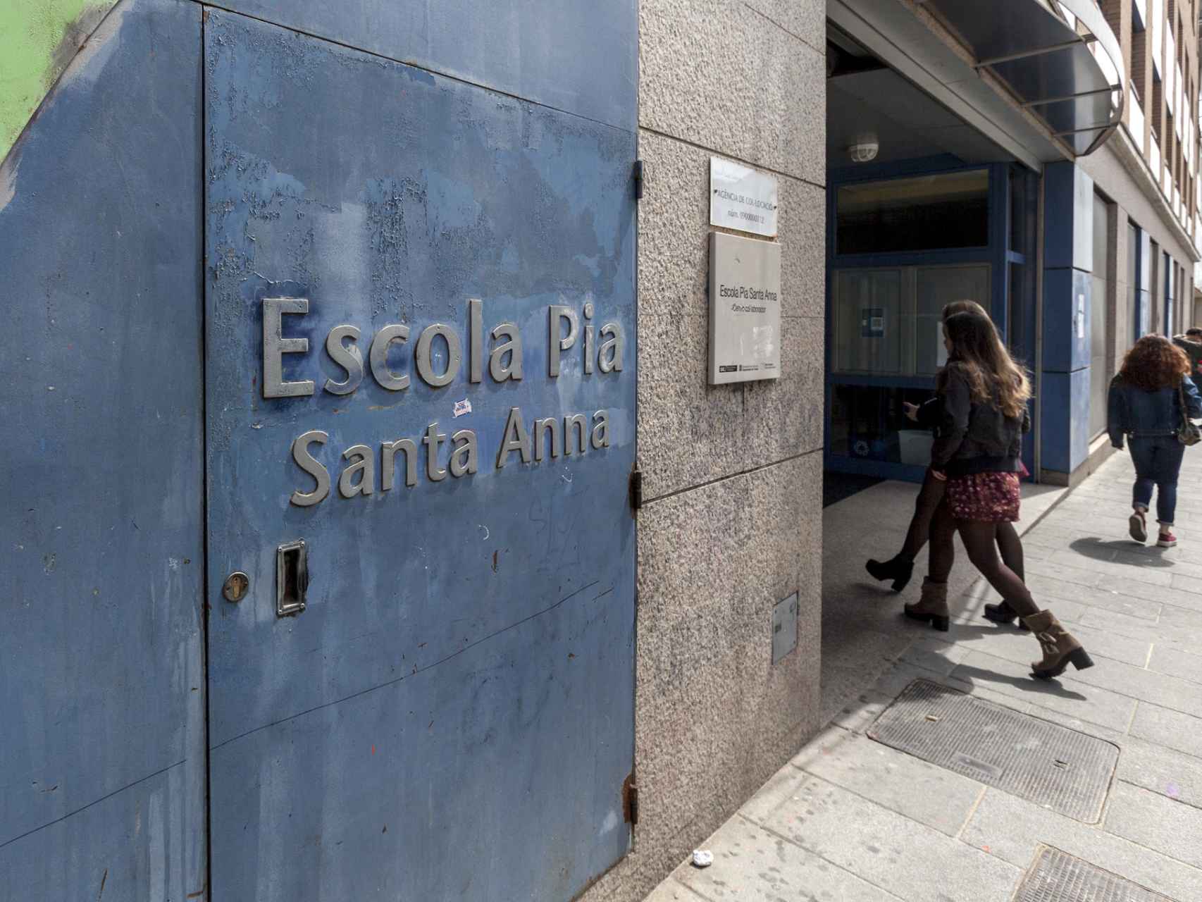 Entrada del colegio Santa Anna, en Mataró (Barcelona)