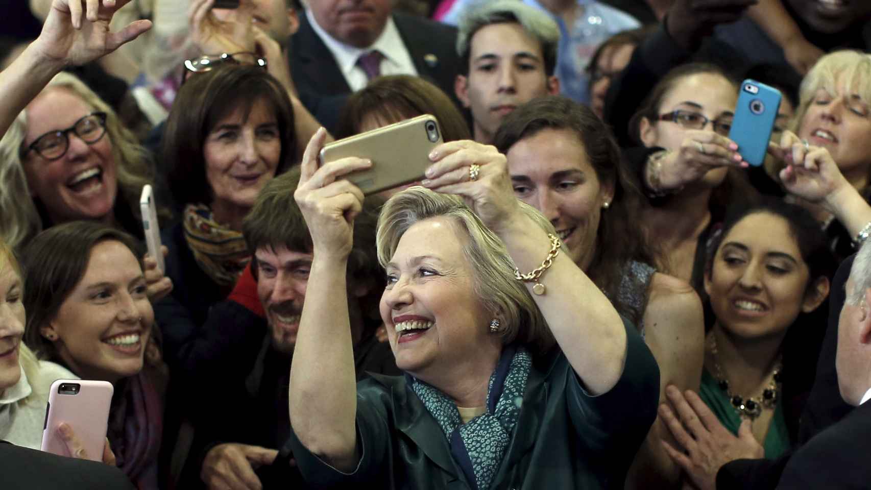 Hillary Clinton haciéndose una foto después de su mitin en Bridgeport.