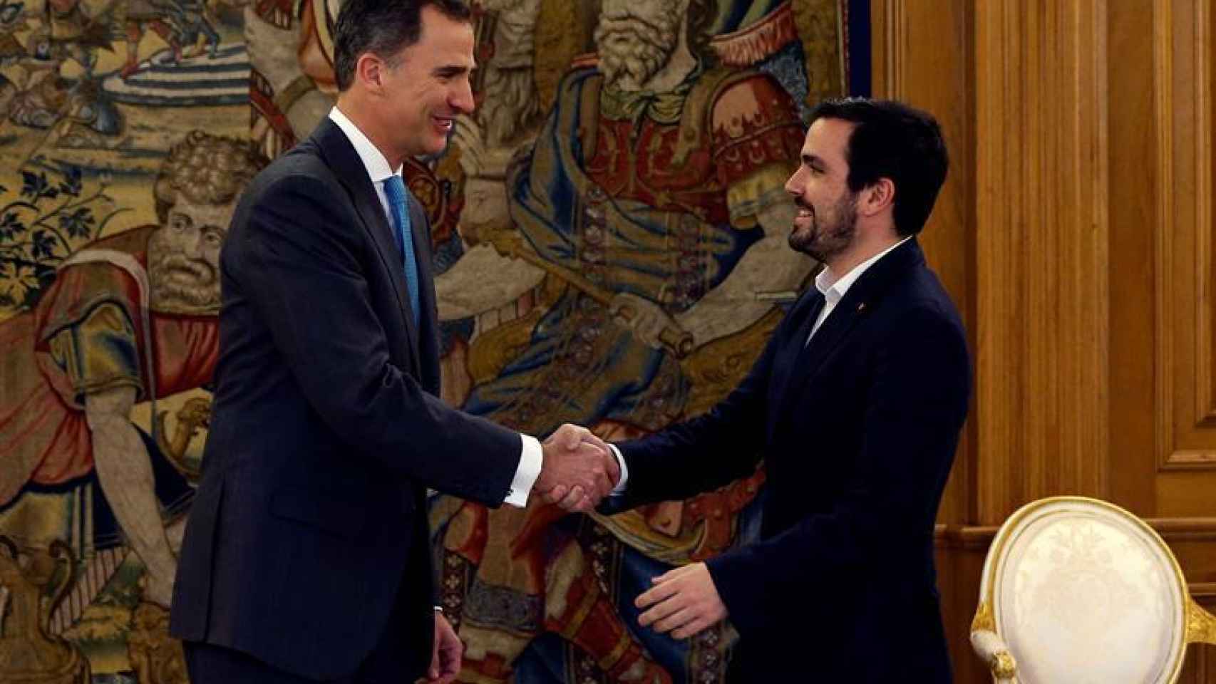 Alberto Garzón estrecha la mano al Rey este lunes en La Zarzuela