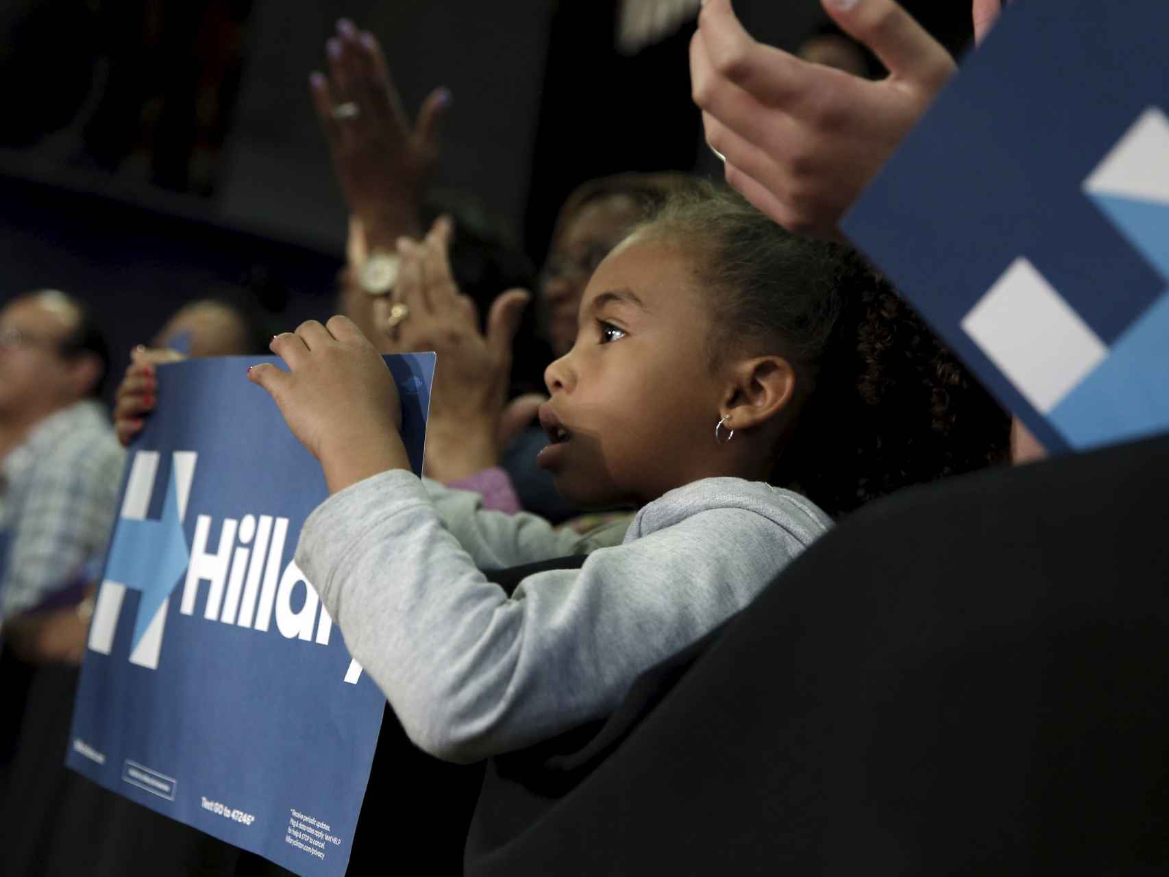 Una niña durante el mitin de Hillary Clinton en Bridgeport.