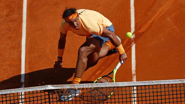 Rafa Nadal busca en la red una pelota ganadora.