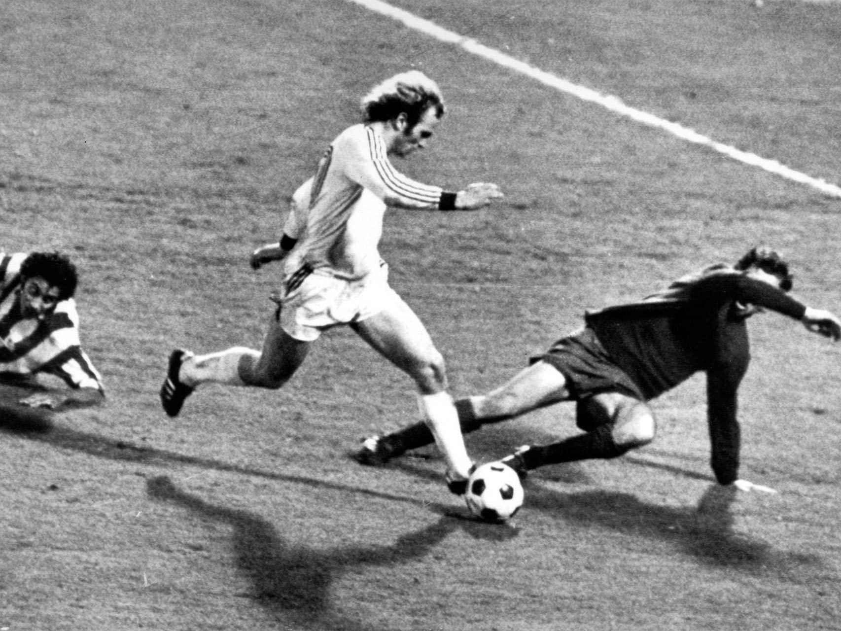Desempate de la final de 1974 (Bayern Munich 4 - Atlético Madrid 0). Uli Hoeness marca el segundo gol.