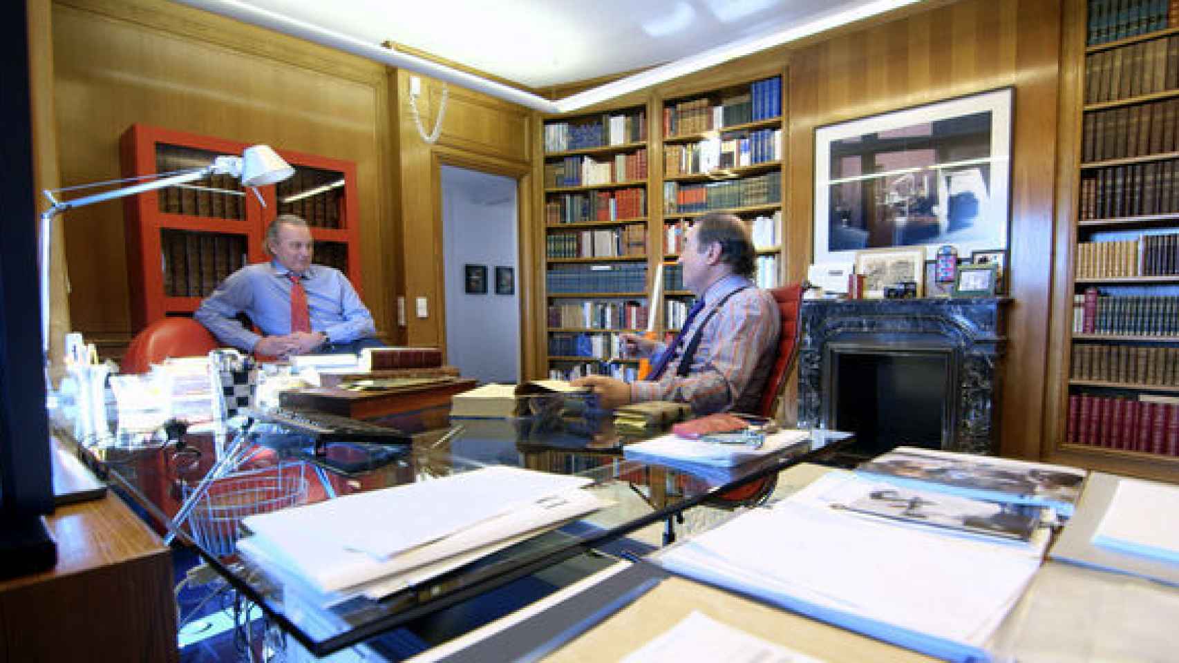 Bertín Osborne y Pedro J. Ramírez conversan en la biblioteca.