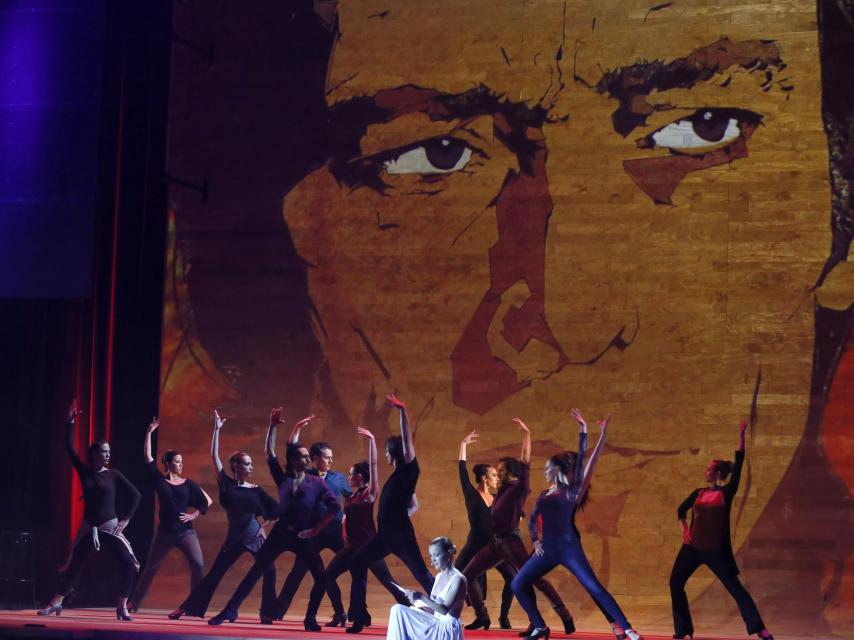 María Esteve leyendo un homenaje a su padre, el bailarín Gades.