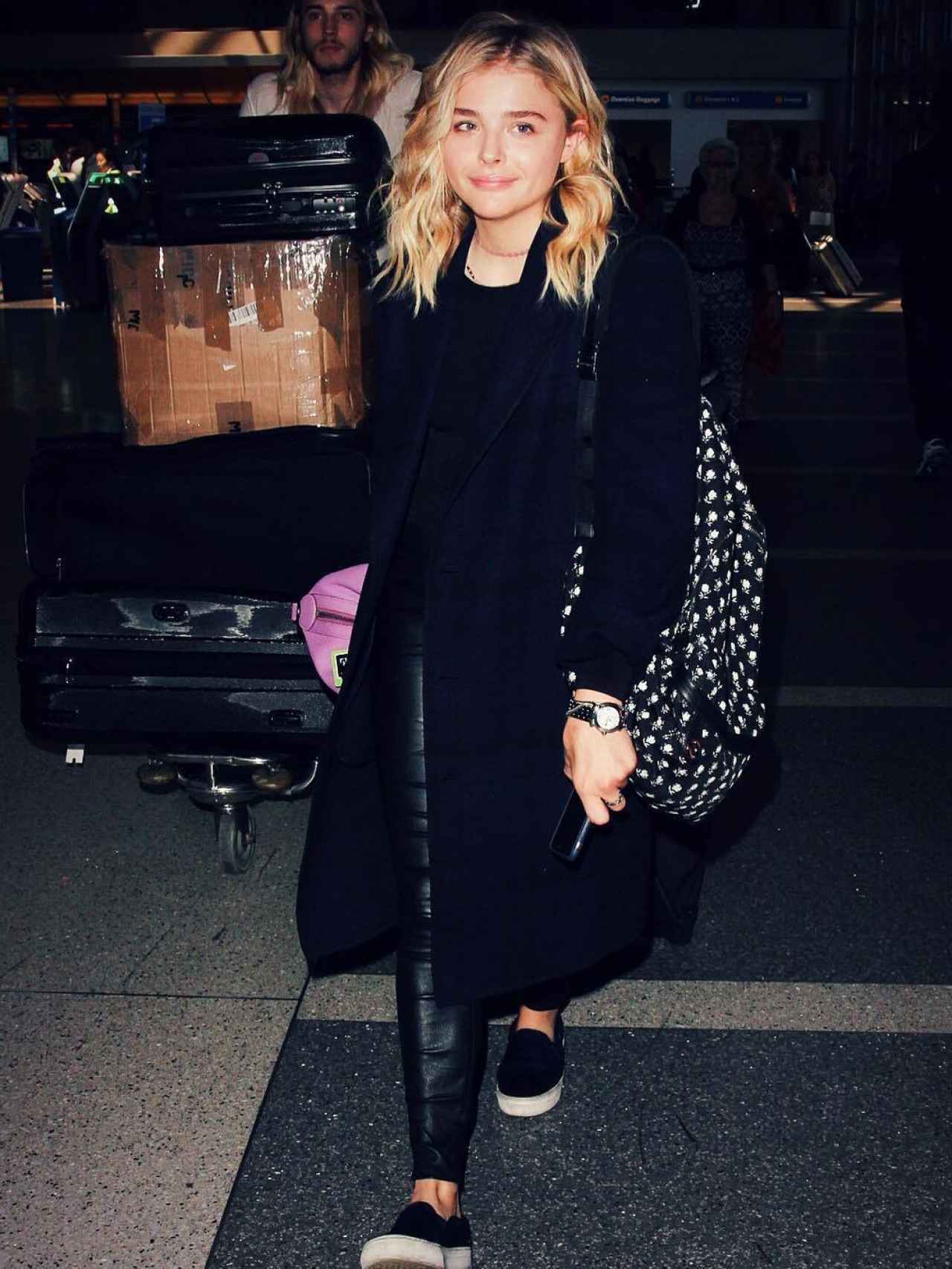 Clhoë Grace llegando al aeropuerto de Londres