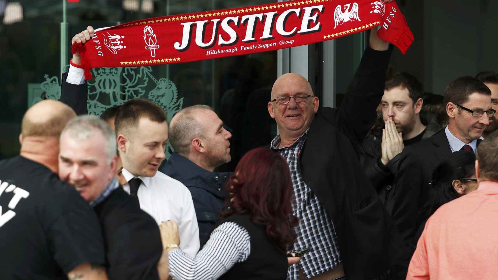Aficionados del Liverpool  celebran la sentencia judicial.