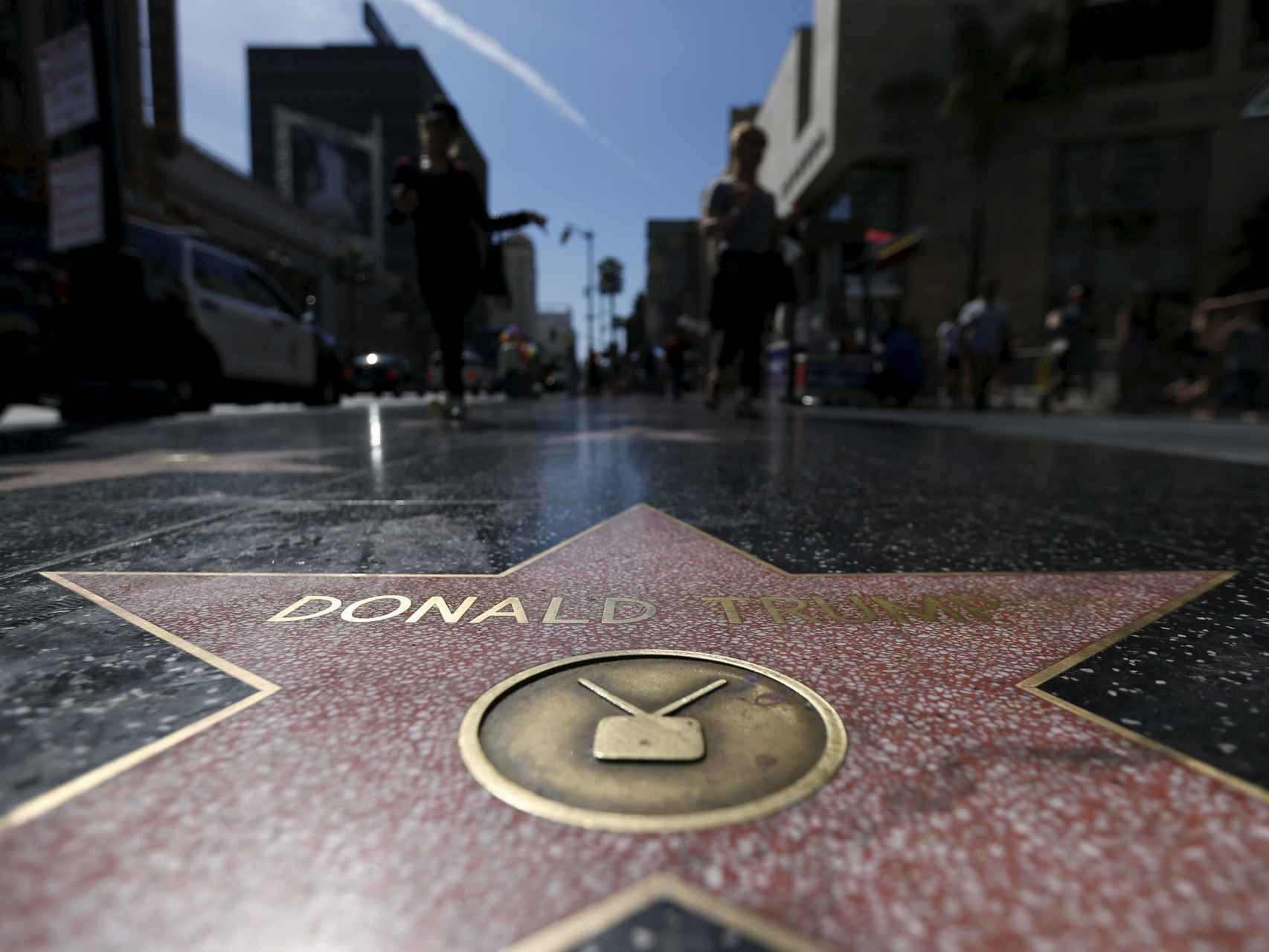 La estrella de Donald Trump en el Paseo de la Fama está cerca del Dolby Theatre.