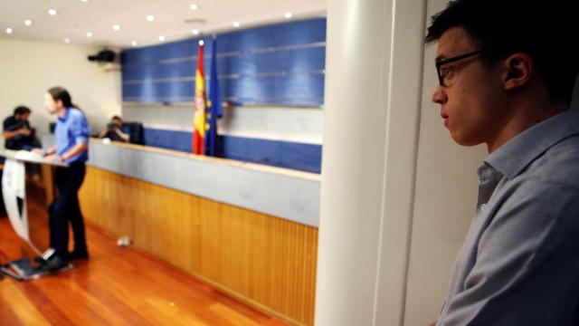 Errejón observa a Iglesias este martes en el Congreso.