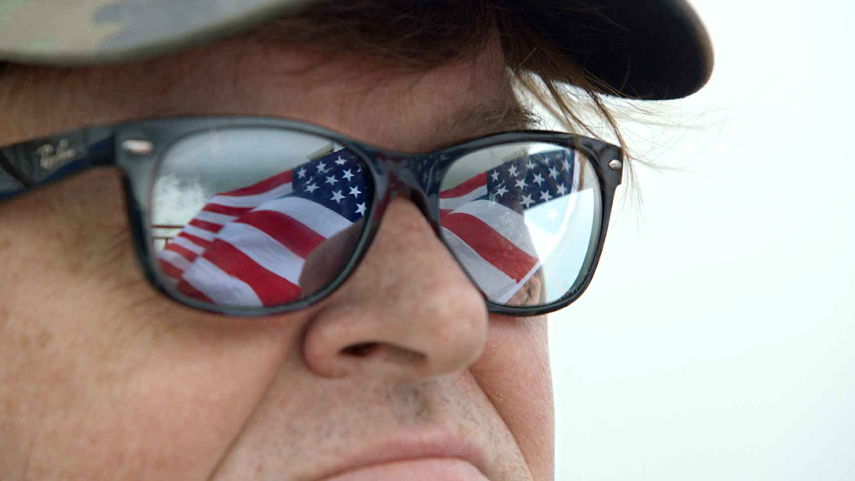 El cineasta Michael Moore vuelve a criticar a Estados Unidos en su nuevo trabajo.