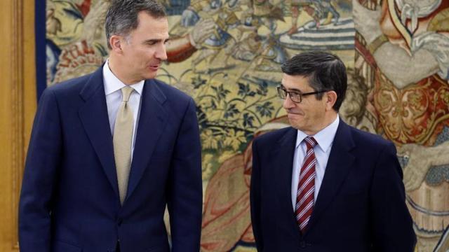 El rey Felipe VI junto al presidente del Congreso, Patxi López.