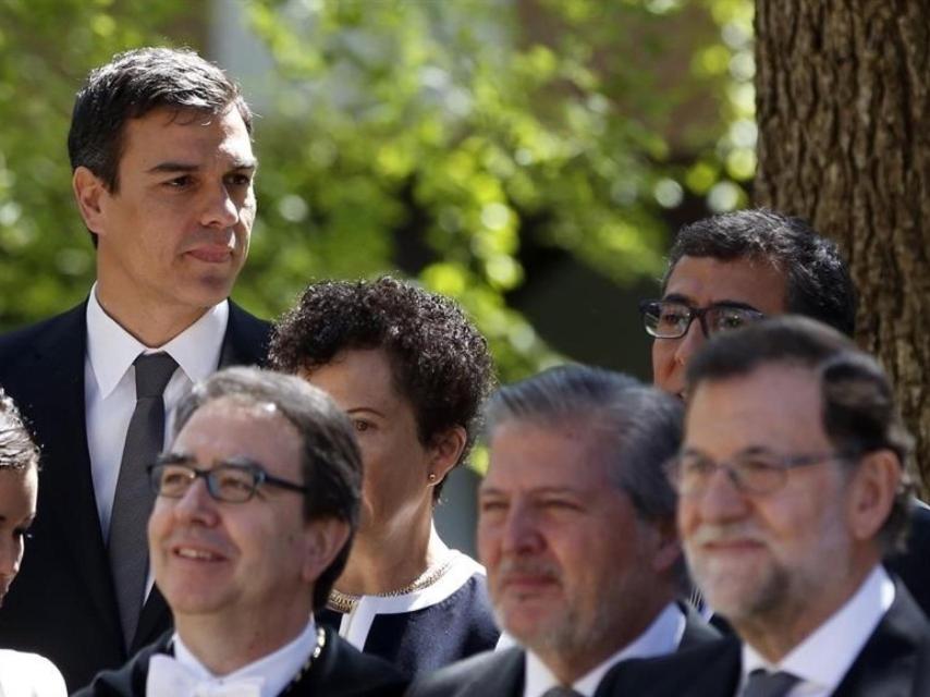 El presidente del Gobierno, Mariano Rajoy, el ministro de Educación, Cultura y Deporte, Íñigo Méndez de Vigo y el líder del PSOE, Pedro Sánchez/Javier Lizón/EFE