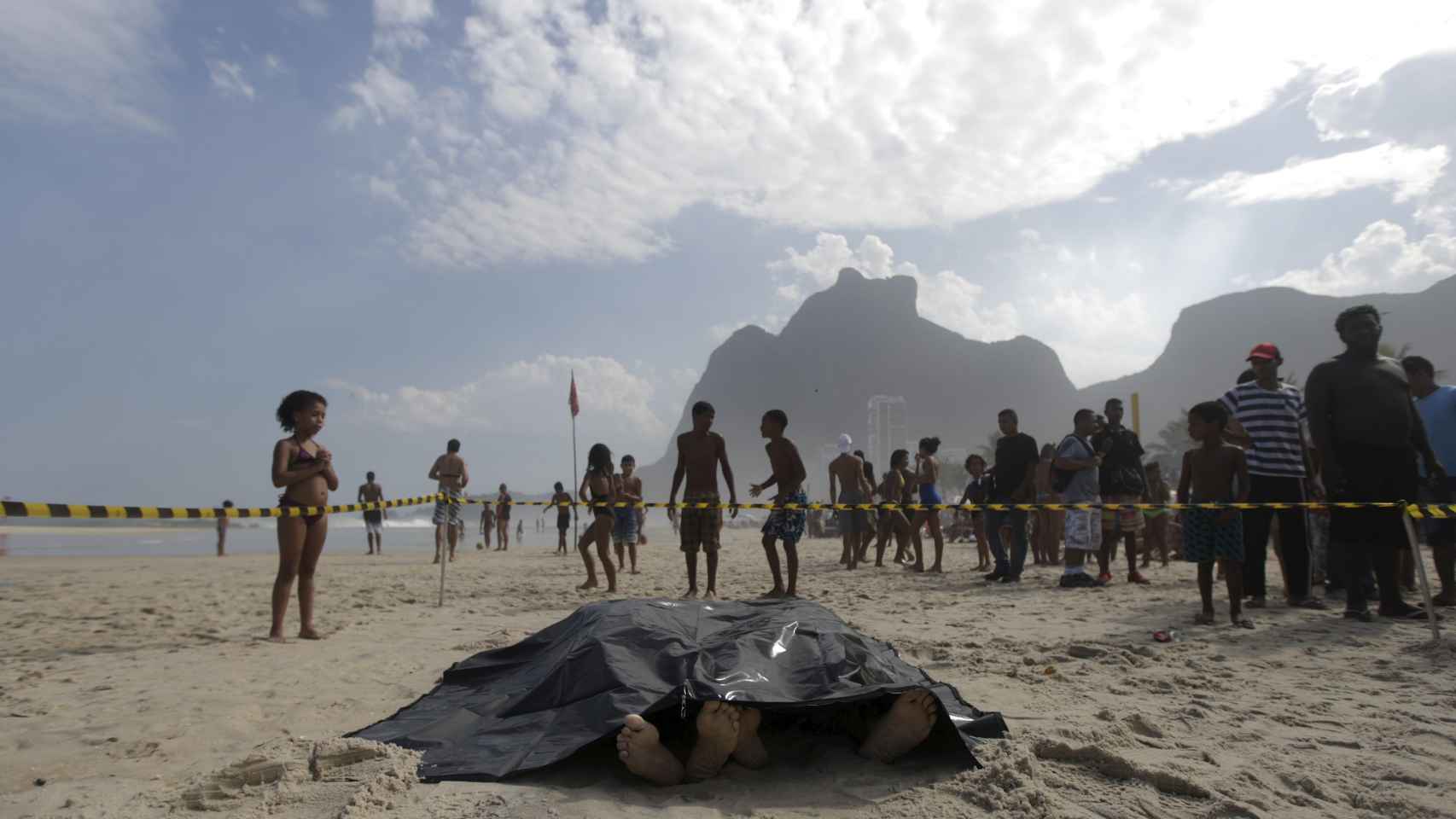 Dos cadáveres yacen en una playa de Río tras colapsar un carril-bici.