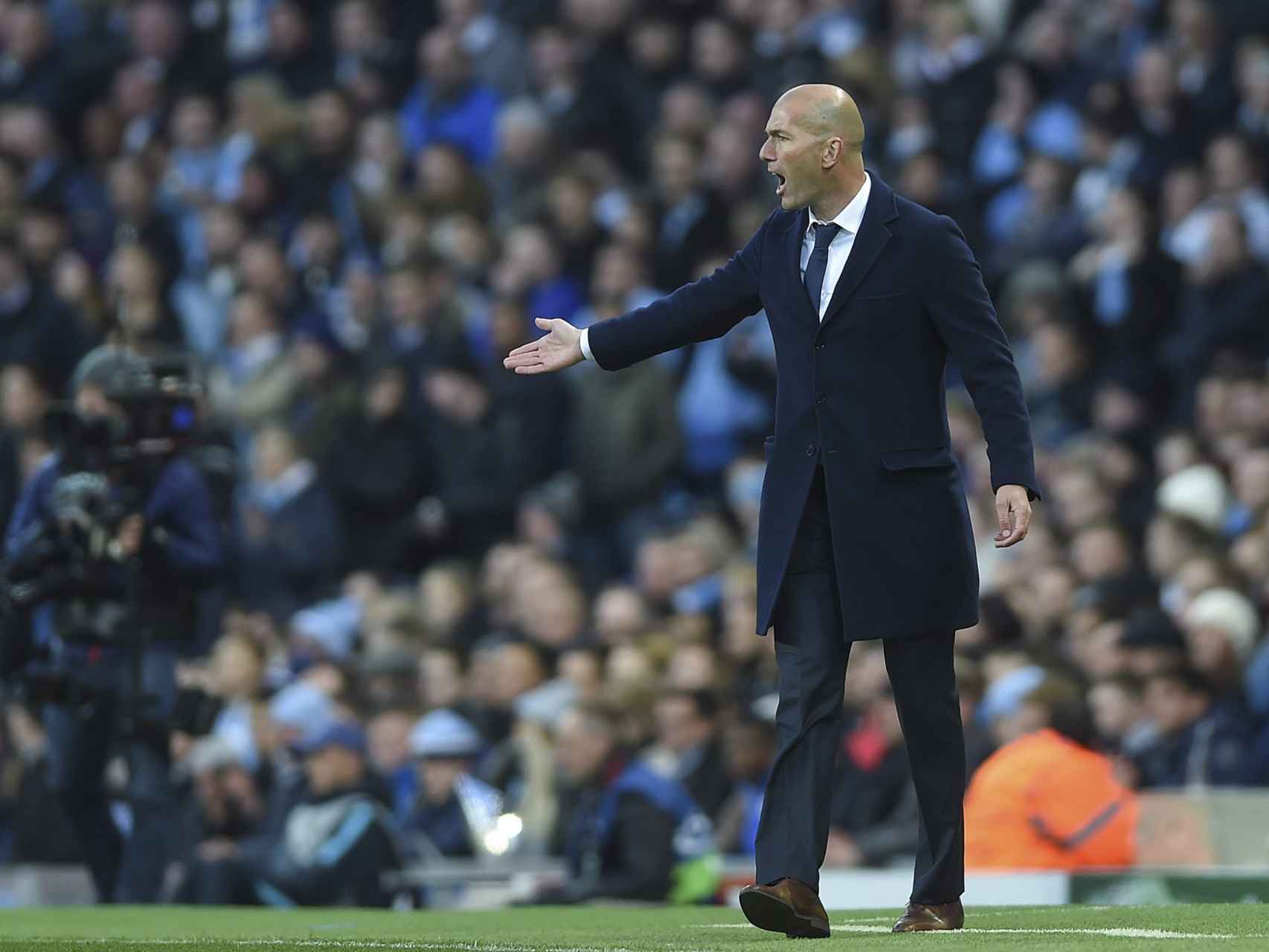 Zidane da instrucciones a sus jugadores.