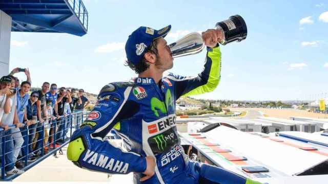 Valentino Rossi bebe champán del trofeo de ganador del GP de España, en Jerez.