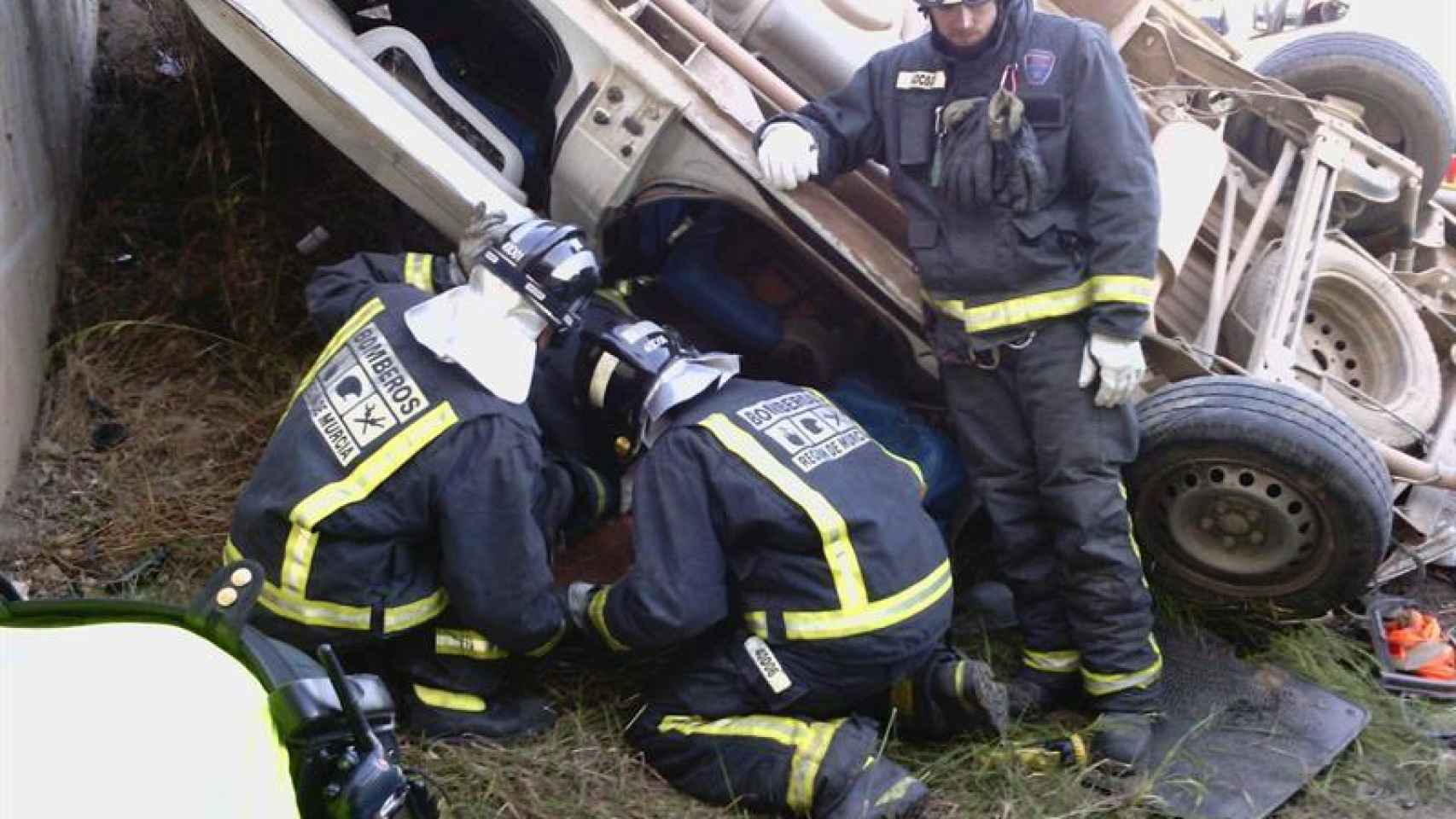 Imagen facilitada por Protección Civil del accidente producido en la autovía entre Lorca y Águilas.