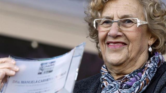 La alcaldesa de Madrid, Manuela Carmena, recibiendo el premio a maratoniana de honor.