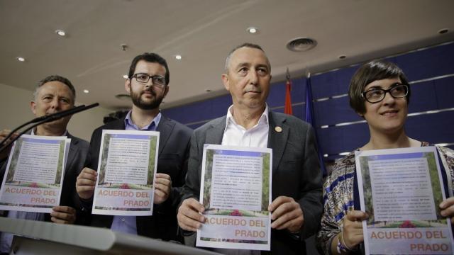 El portavoz de Compromís, Joan Baldoví durante la rueda de prensa tras presentar al Rey la propuesta de su grupo