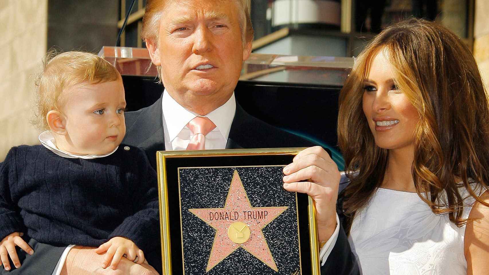 Trump recibió su estrella en Hollywood junto a su esposa y su hijo pequeño.