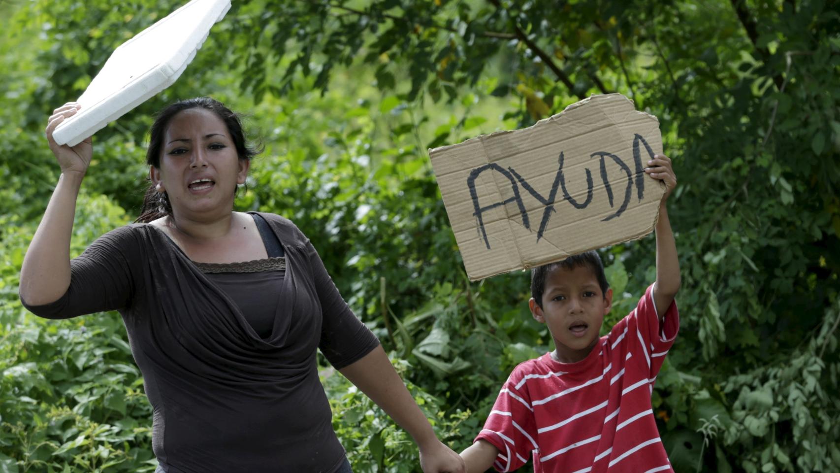 Una madre y un hijo piden ayuda en las inmediaciones de Canoa.