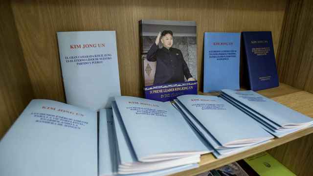 En la sede se pueden consultar libros sobre los líderes de la dictadura