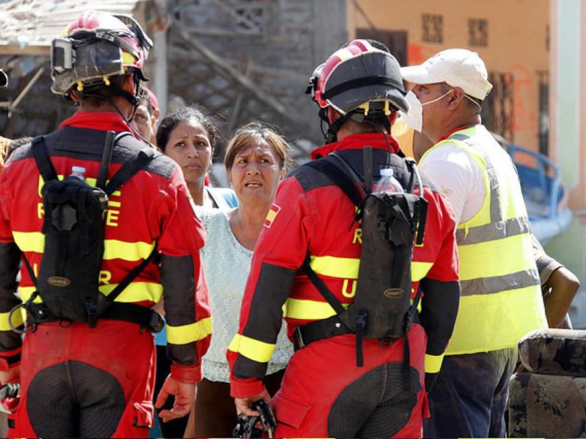 Efectivos de la UME en las labores de reconocimiento de edificios.