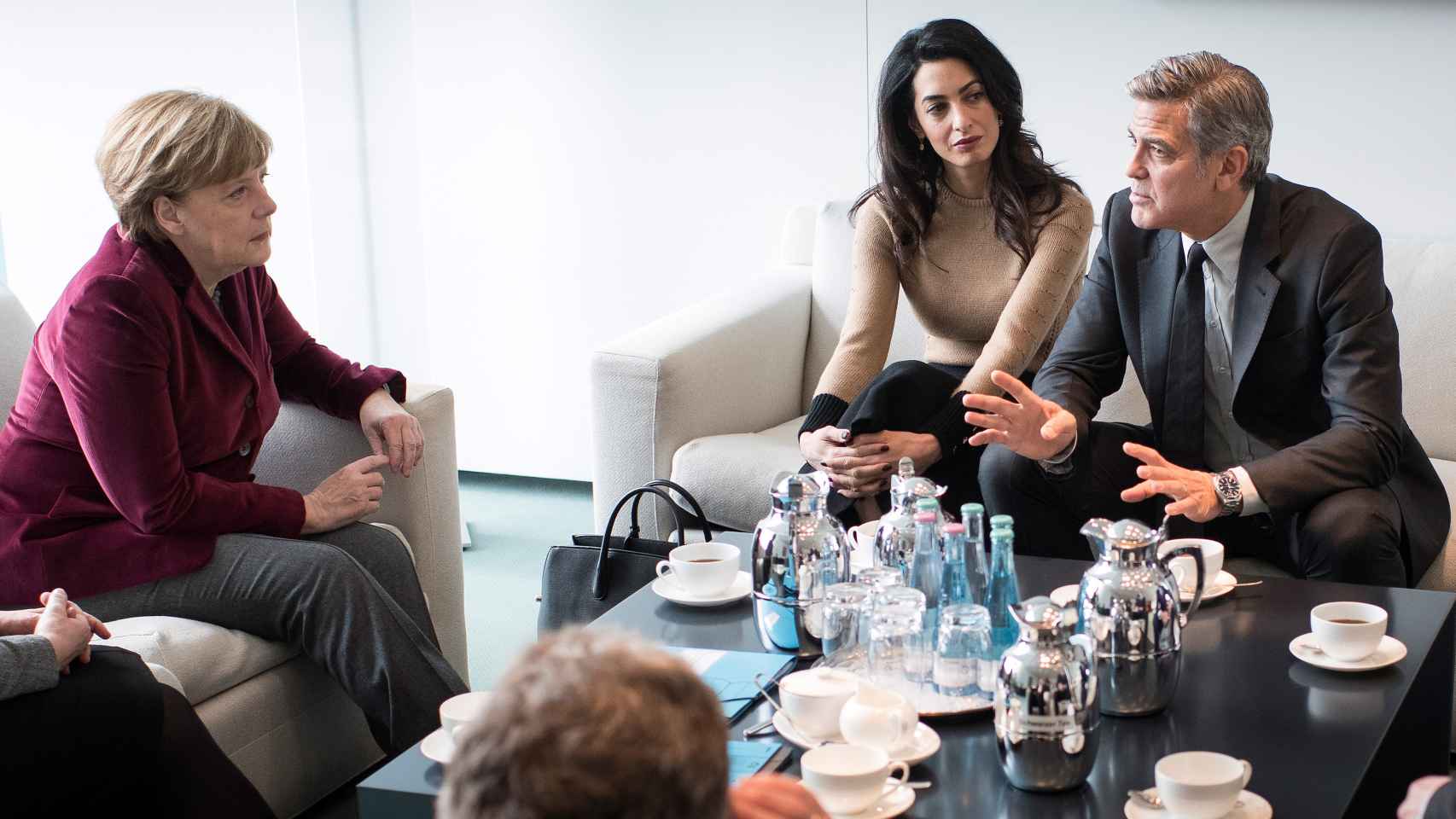 Angela Merkel charla con Amal y George Clooney en su encuentro en Berlín