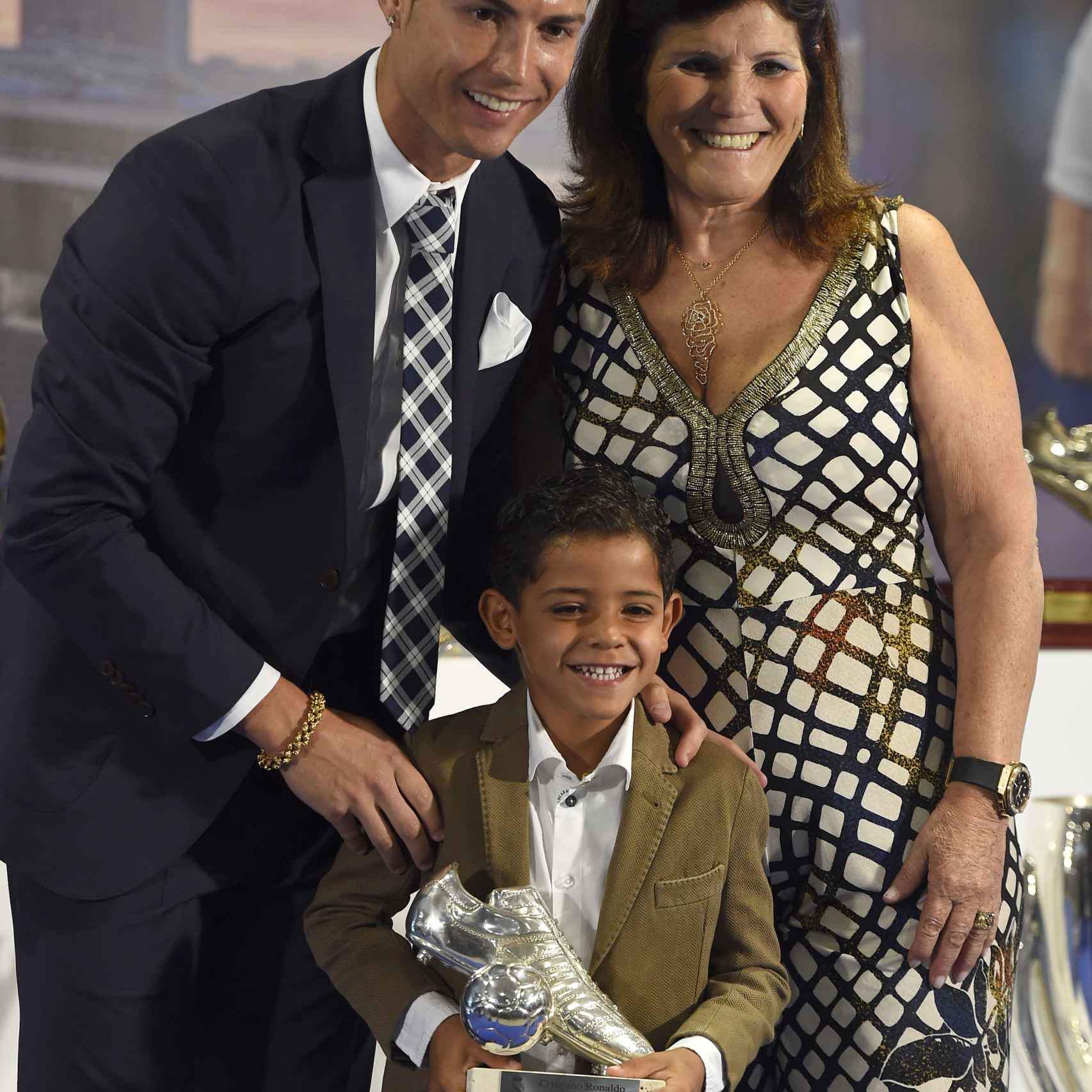 Cristiano, Dolores y Cristiano Jr. con el premio como máximo goleador del Real Madrid