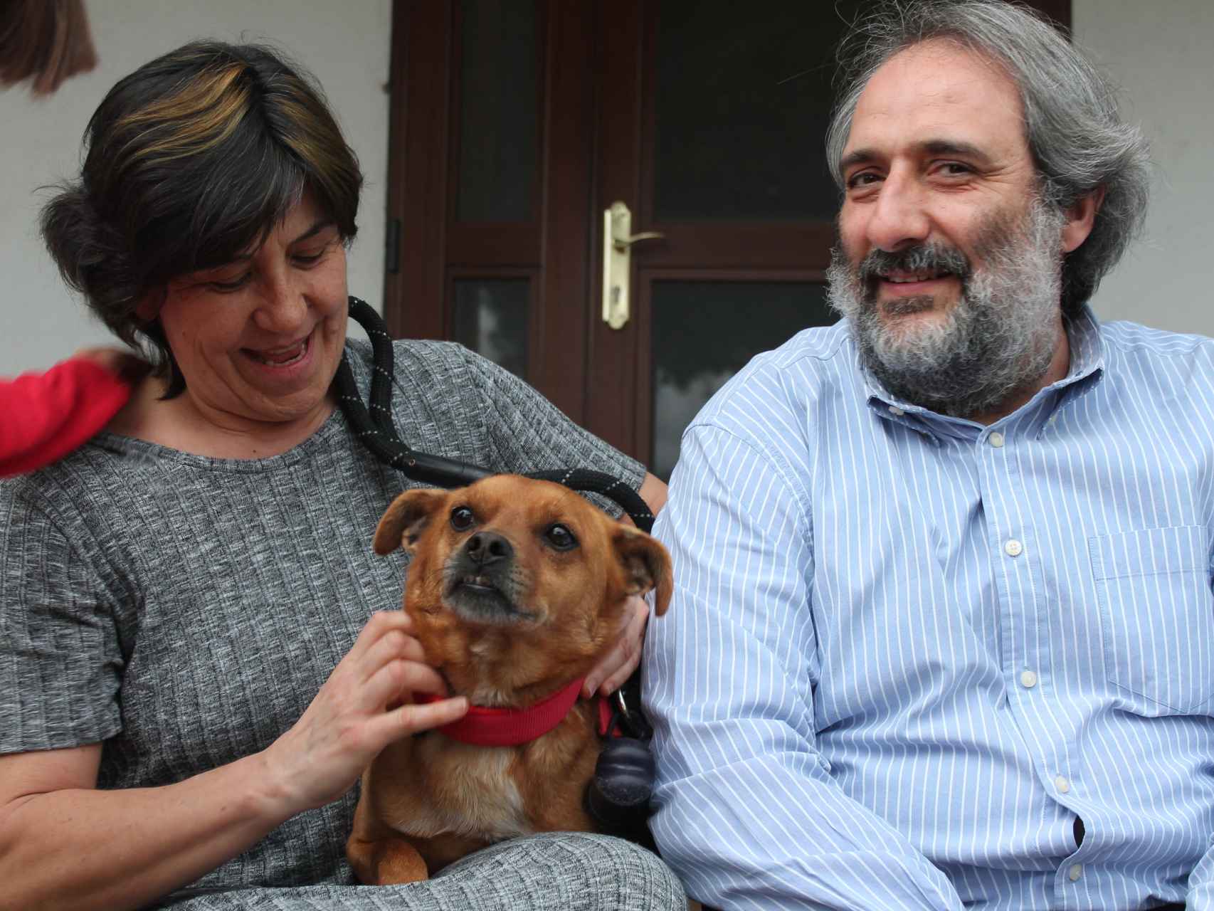 Carmen, Domingo y William, el actual perro de la familia.