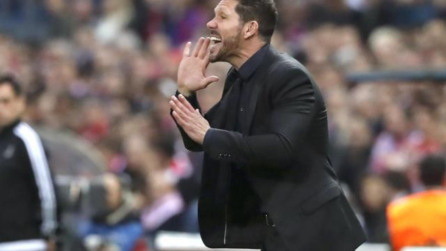 Simeone da instrucciones a los suyos durante el encuentro.