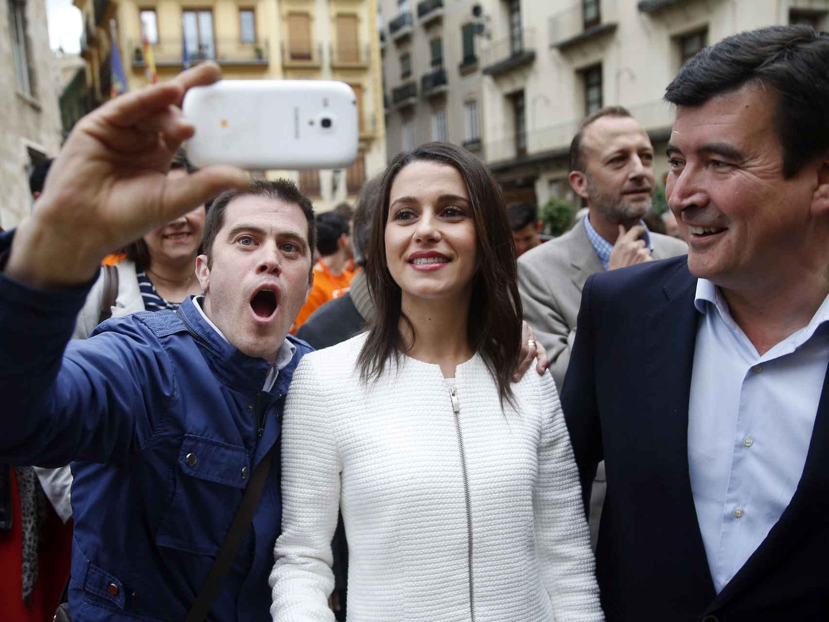 Un manifestante se hace un selfie con Inés Arrimadas y Fernando Giner.