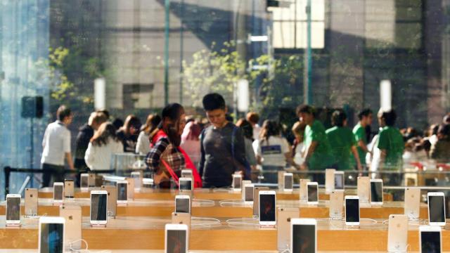 Interior de una tienda de Apple.