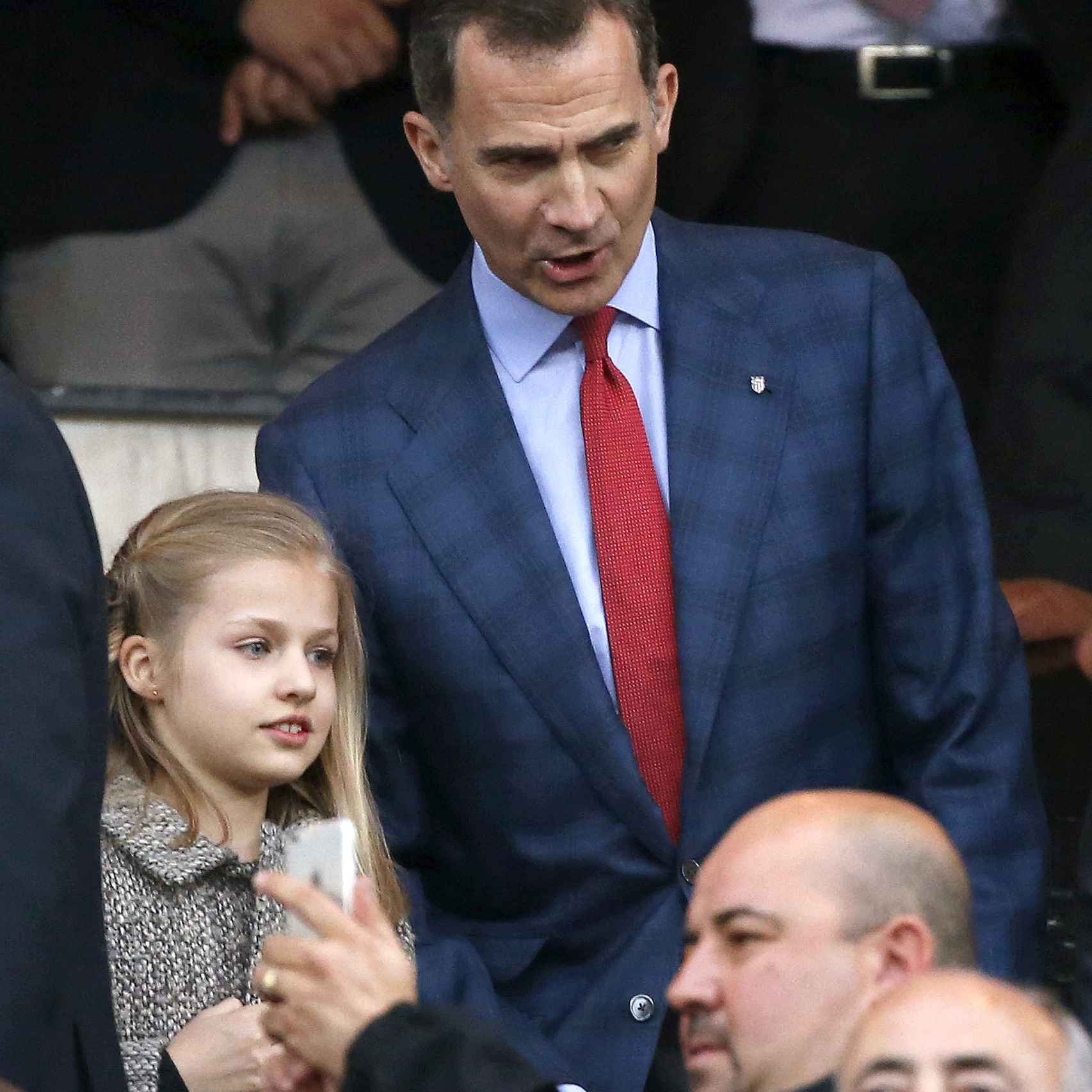 Felipe VI ha estado pendiente de su hija durante todo el partido