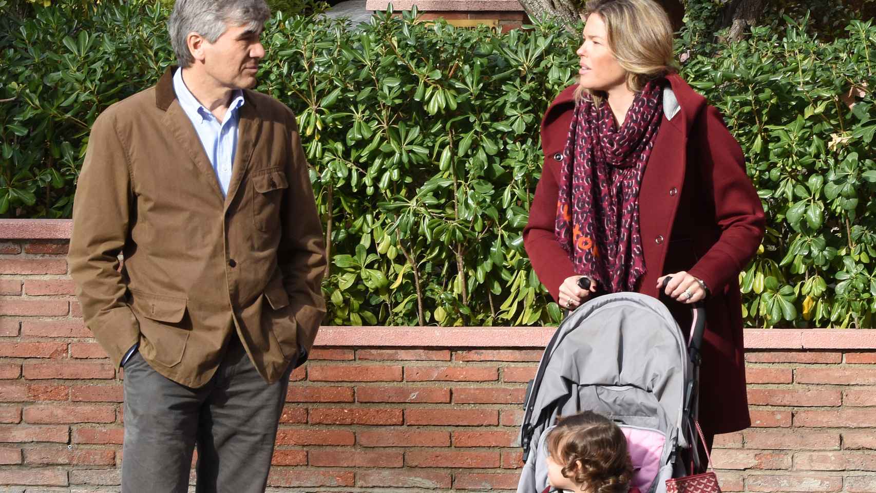 Cristina Valls Taberner y Francisco Reynés paseando a su hija