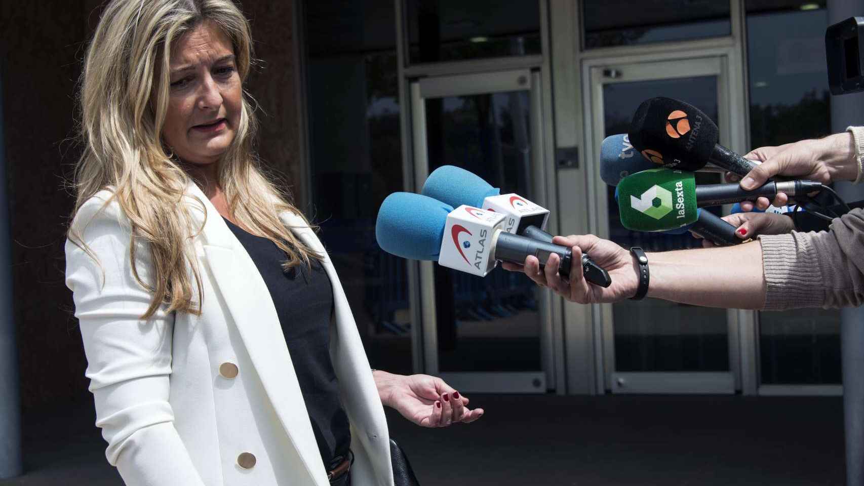 La abogada de Manos Limpias, Virginia López Negrete, atiende a los medios de comunicación a su salida de la EBAP