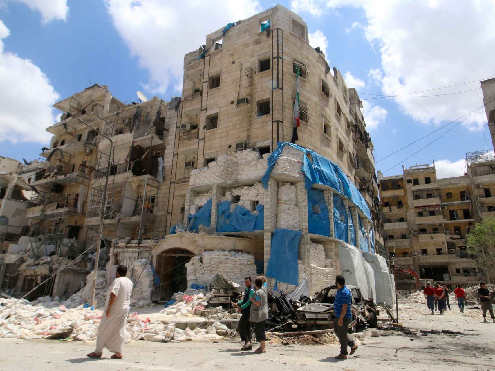 Los ciudadanos inspeccionan los daños al hospital bombardeado de Al Quds.