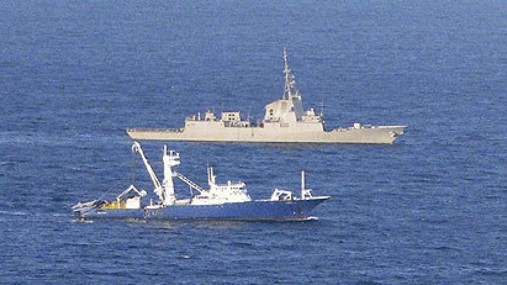 El buque Alakrana, escoltado por una fragata española.