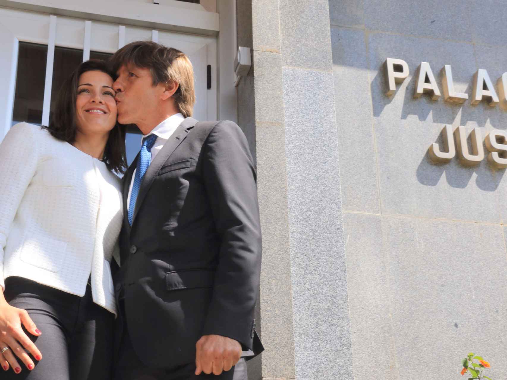 Manuel Díaz y su mujer Virginia Troconis felices a la salida del juzgado