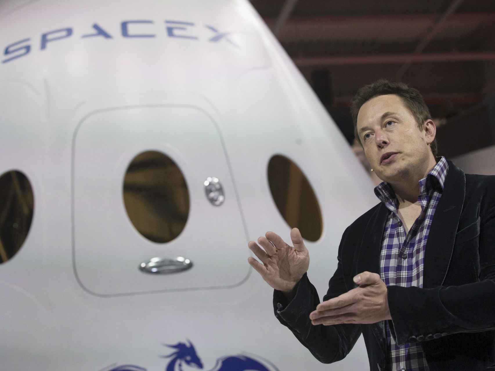 Elon Musk ante la cápsula Dragon V2