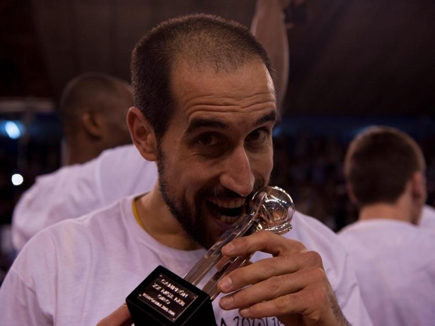 Romà Bas celebra el ascenso con Palencia.