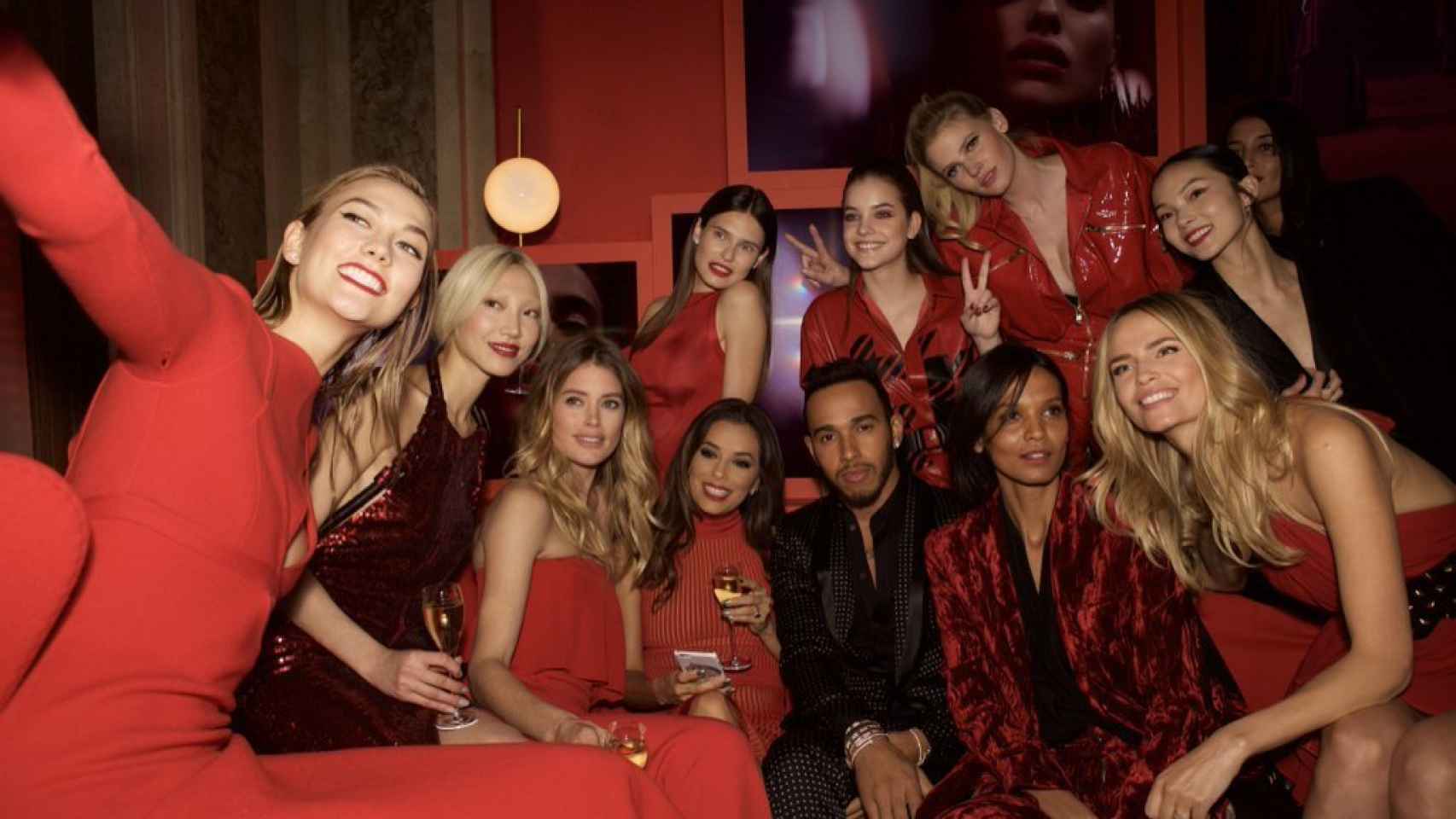 Lewis Hamilton junto a las modelos de Victorias Secret.